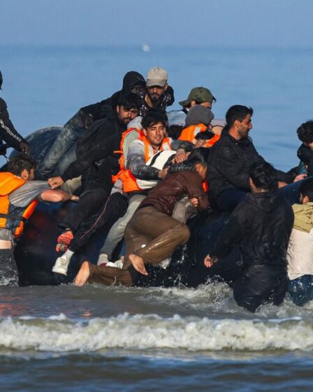 SONDAGE : La France devrait-elle laisser les bateaux britanniques refouler les migrants traversant la Manche ?