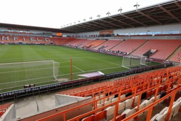 Un fan de Blackpool décède après l'arrêt d'un match de League One pendant 30 minutes