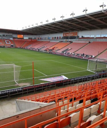 Un fan de Blackpool décède après l'arrêt d'un match de League One pendant 30 minutes