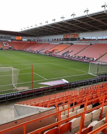 Un fan de Blackpool décède après l'arrêt d'un match de League One pendant 30 minutes