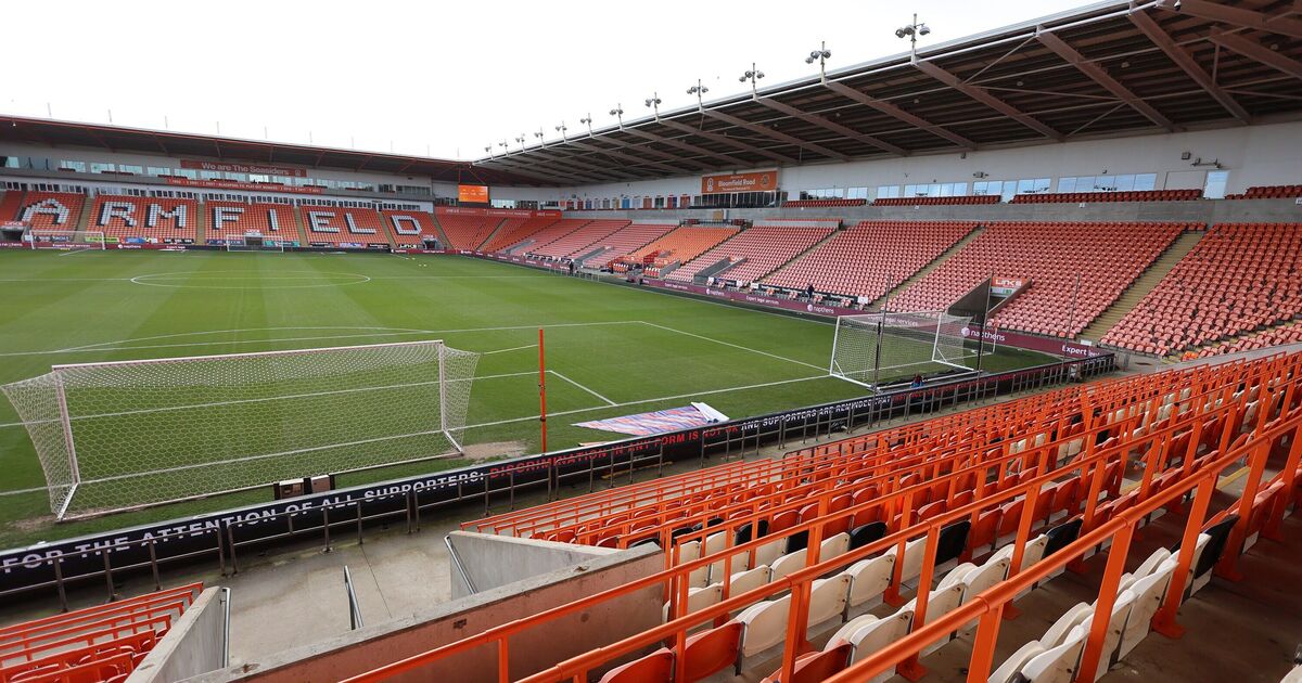 Un fan de Blackpool décède après l'arrêt d'un match de League One pendant 30 minutes