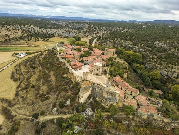 Vue aérienne du pittoresque village médiéval de Calatanazor, Soria, Espagne