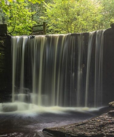 Un magnifique sentier pédestre britannique possède sa propre cascade et est parsemé de jacinthes en avril