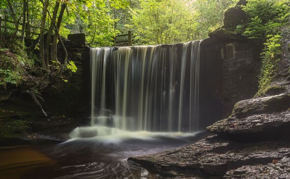 Belle photo de la cascade de Nant Mill au Pays de Galles