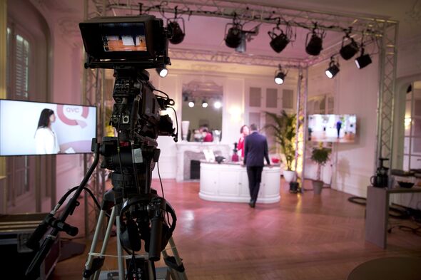 Vue d'un studio QVC montrant une caméra et se déroulant à Paris, France