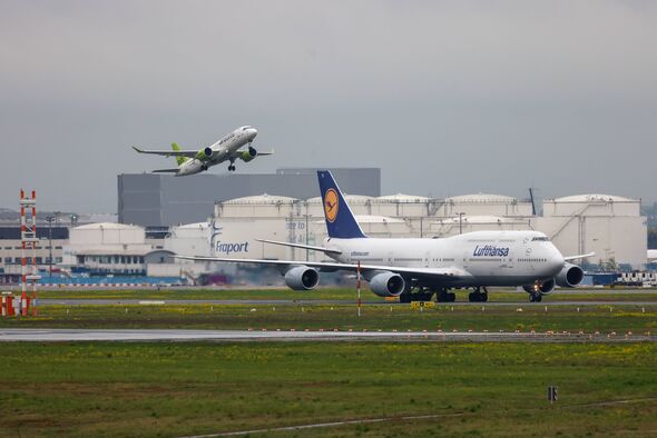 Un avion de passagers, exploité par Deutsche Lufthansa Un avion de passagers, exploité par Deutsche Lufthansa