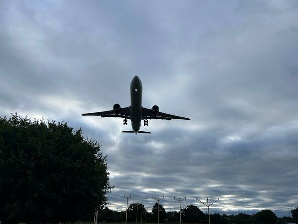 Silhouette d'avion atterrissant vers l'ouest à Heathrow