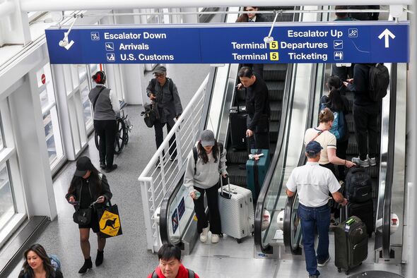 Les voyageurs montent sur les escaliers mécaniques du terminal 5 de l'aéroport international O'Hare de Chicago, le 2 avril 2026. (Eileen T. Meslar/Chicago Trib