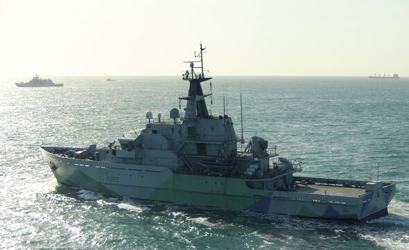 La Royal Navy surveille la frégate russe La Royal Navy surveille la frégate russe