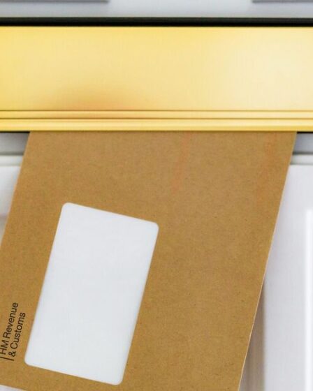Les lettres du HMRC atterrissent à votre porte pour des paiements de 1 406 £