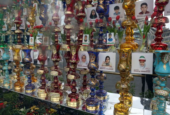Portraits d'écoliers du Minab exposés à Téhéran après une frappe aérienne contre l'école de filles Shajareh Tayyebeh
