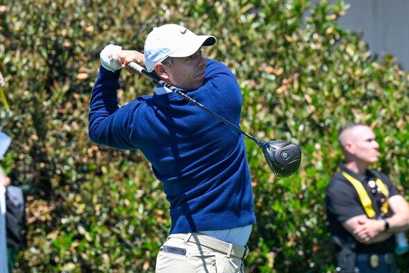Rory McIlroy balance un club