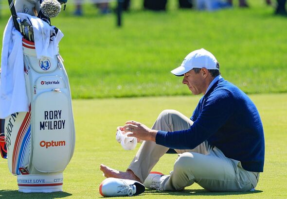 Rory McIlroy regarde son pied