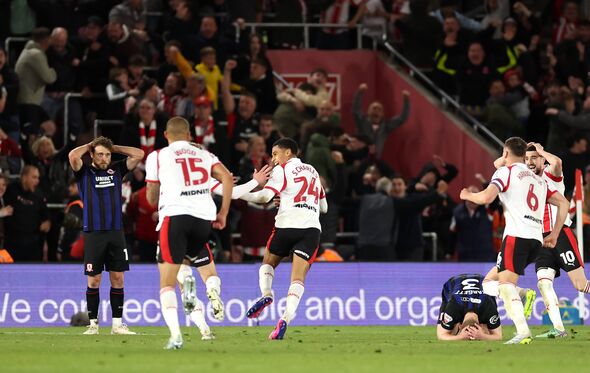 SOUTHAMPTON, ANGLETERRE - 12 MAI : Shea Charles de Southampton célèbre le deuxième but de son équipe avec ses coéquipiers pendant le S