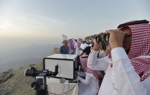 Les responsables saoudiens observent le ciel