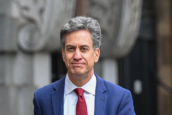 Le secrétaire britannique à l'énergie, Ed Miliband, s'en va après l'ouverture officielle du Parlement