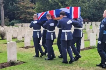 Un pilote de la Seconde Guerre mondiale honoré par l'enterrement de son héros 86 ans jour pour jour, il a été tué par balle