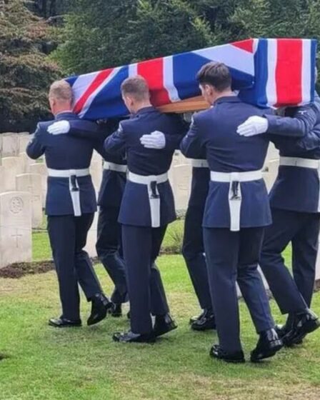 Un pilote de la Seconde Guerre mondiale honoré par l'enterrement de son héros 86 ans jour pour jour, il a été tué par balle