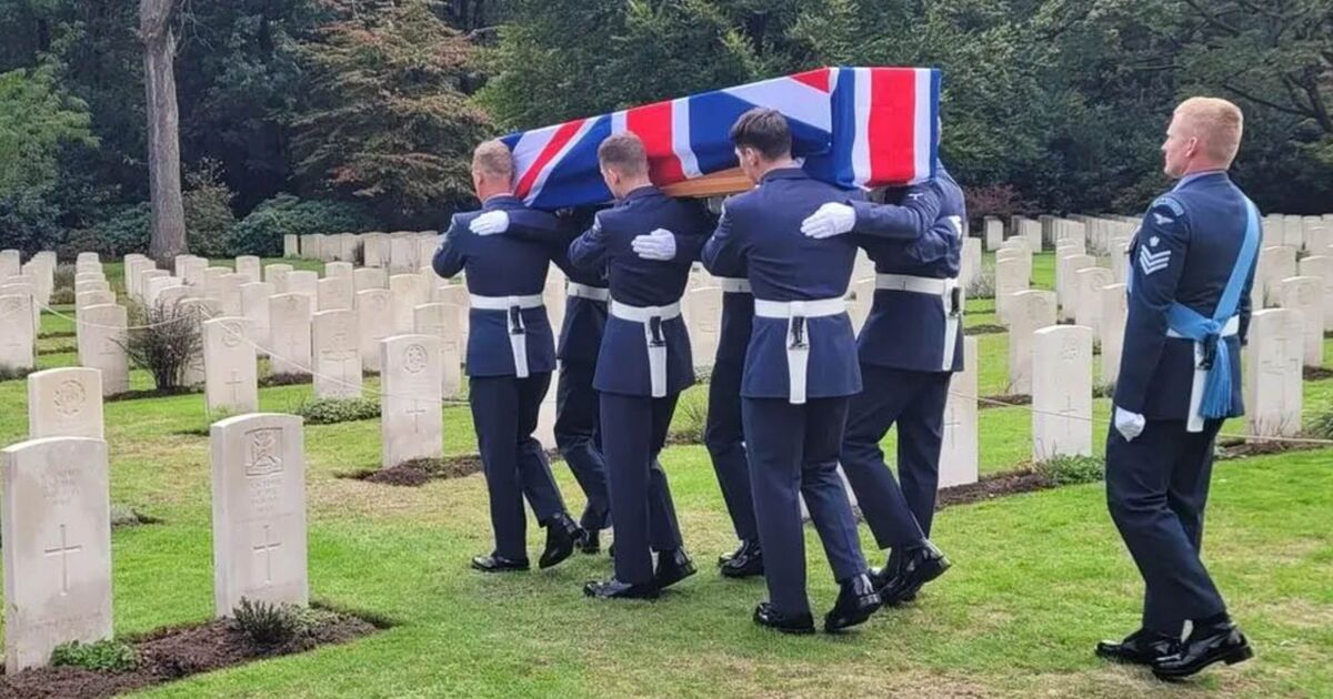 Un pilote de la Seconde Guerre mondiale honoré par l'enterrement de son héros 86 ans jour pour jour, il a été tué par balle