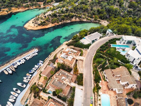 Une île de vacances paradisiaque appréciée des Britanniques INTERDIT les nouvelles propriétés de location de vacances qui repoussent les habitants