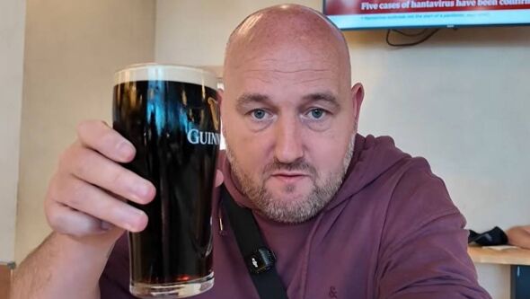 Deano brandissant sa Guinness