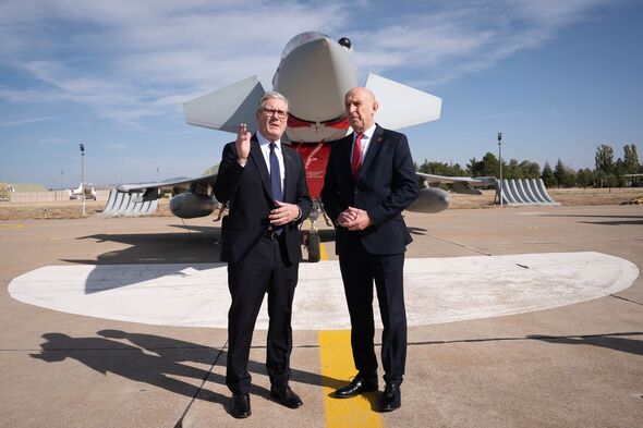 Sir Keir Starmer et le secrétaire à la Défense John Healey se tiennent devant un avion de chasse lors d'une visite en Turquie