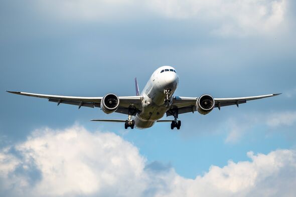 Vue de face d'un avion commercial 777 blanc décollant ou atterrissant depuis la piste de l'aéroport