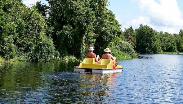Cypress Cove Nudist Resort dispose d'un lac, de bateaux, d'un golf et de divertissements