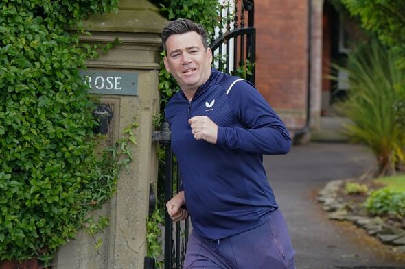 Il court ! Andy Burnham fait du jogging Il court ! Andy Burnham fait du jogging