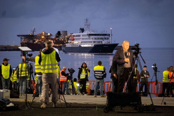 Le HV Hondius transportant des cas suspects d'hantavirus s'approche du port de Granadilla Le HV Hondius transportant des cas suspects d'hantavirus s'approche du port de Granadilla