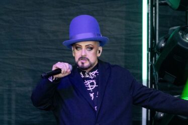 Boy George s'en prend brutalement au Parti réformé dans un discours politique enflammé : "Continuez votre travail"