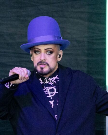 Boy George s'en prend brutalement au Parti réformé dans un discours politique enflammé : "Continuez votre travail"