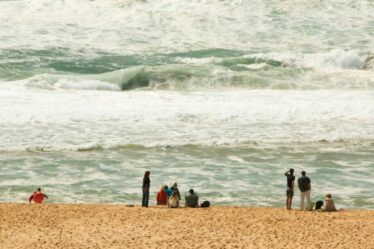 En France, des touristes ont émis un avertissement de « risque élevé » alors qu'une femme était traînée vers la mer
