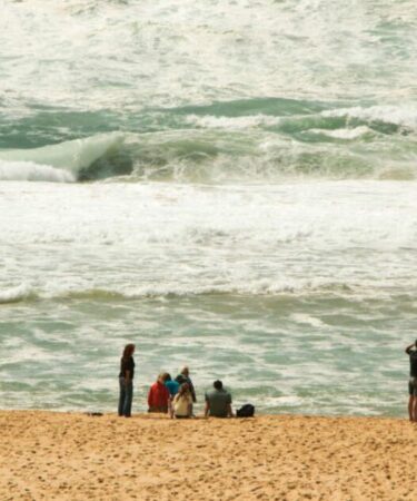 En France, des touristes ont émis un avertissement de « risque élevé » alors qu'une femme était traînée vers la mer