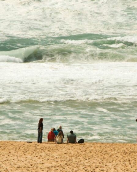 En France, des touristes ont émis un avertissement de « risque élevé » alors qu'une femme était traînée vers la mer