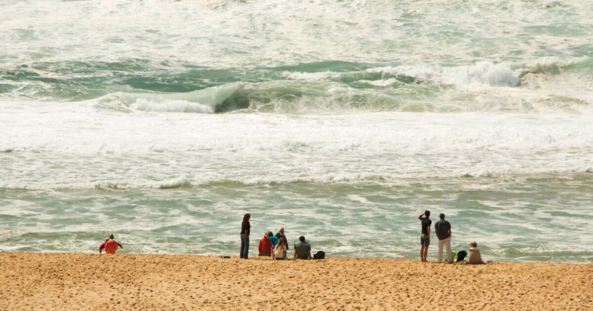 En France, des touristes ont émis un avertissement de « risque élevé » alors qu'une femme était traînée vers la mer
