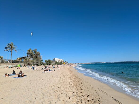 Une île de vacances paradisiaque appréciée des Britanniques INTERDIT les nouvelles propriétés de location de vacances qui repoussent les habitants