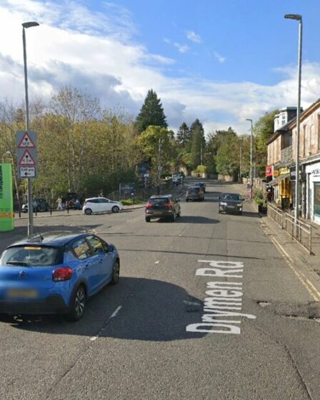 Incident de Glasgow EN DIRECT : la police se précipite à Bearsden avec la route verrouillée et bouclée