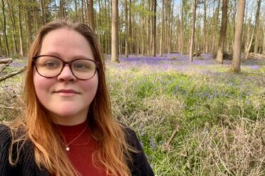 Je suis allé dans la forêt magique de Bluebell avec un café sur la route près de la ville historique