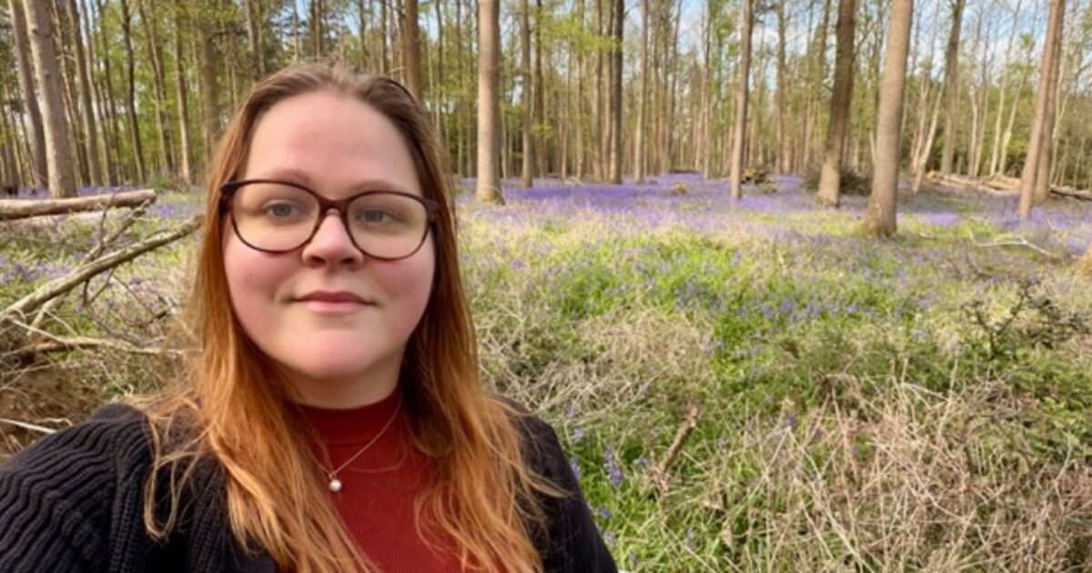 Je suis allé dans la forêt magique de Bluebell avec un café sur la route près de la ville historique