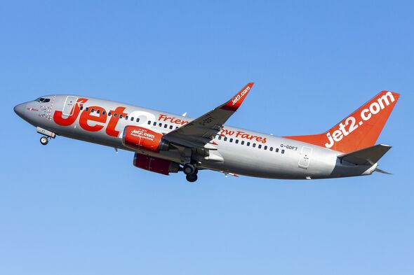 Compagnie aérienne Low Cost Jet2 dans les airs. Boeing 737-700 au départ dans le ciel bleu. Compagnie aérienne Low Cost Jet2 dans les airs. Boeing 737-700 au départ dans le ciel bleu.