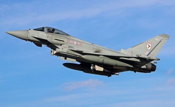 Un Eurofighter Typhoon FGR.4 de la Royal Air Force britannique décolle de la base aérienne militaire de Los Llanos