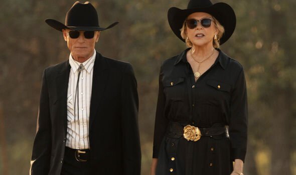 Homme et femme plus âgés en costumes noirs et chapeaux de cowboy