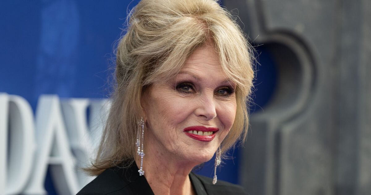 La confession de la mort tragique de Joanna Lumley alors qu'elle partage le point sur sa santé