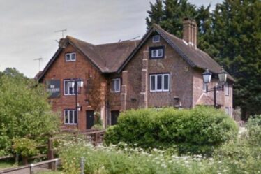 La cour des pubs britanniques de l'un des plus grands aéroports de Grande-Bretagne ferme ses portes – ouverte depuis les années 1200