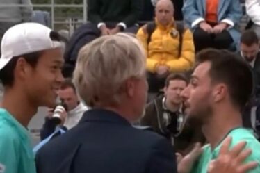 La crise de Roland-Garros éclate alors que l'arbitre est obligé de séparer les joueurs sous les huées des supporters