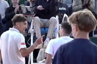 La finale de tennis se termine dans le chaos alors que les joueurs se disputent au filet et que la poignée de main de l'arbitre est snobée