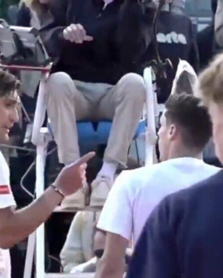 La finale de tennis se termine dans le chaos alors que les joueurs se disputent au filet et que la poignée de main de l'arbitre est snobée