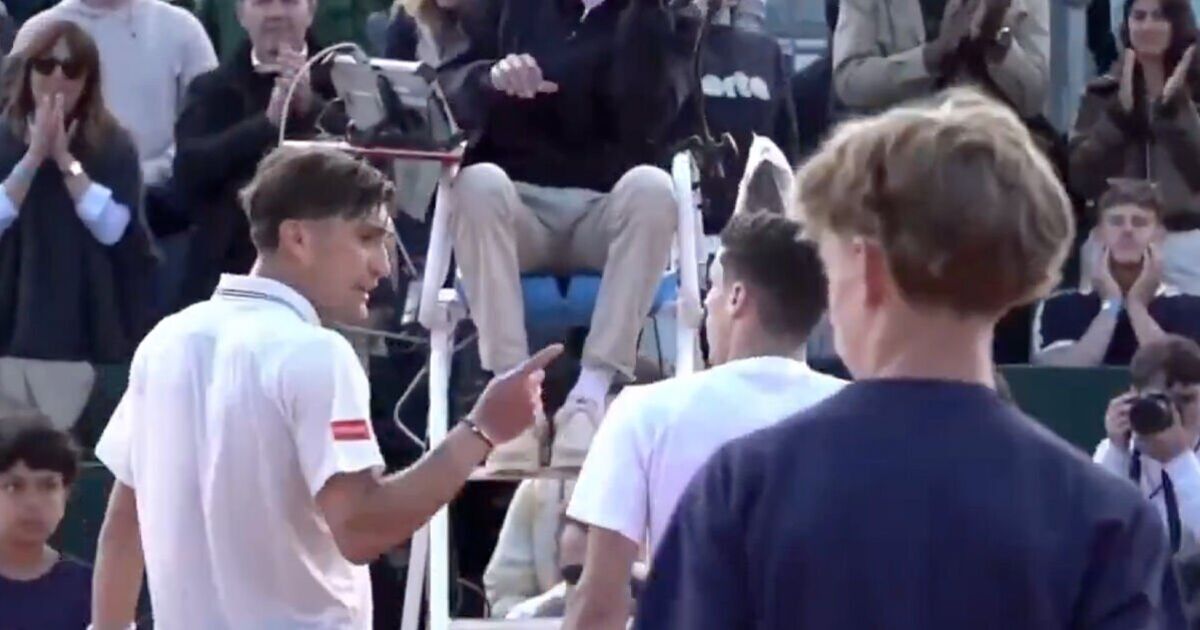 La finale de tennis se termine dans le chaos alors que les joueurs se disputent au filet et que la poignée de main de l'arbitre est snobée