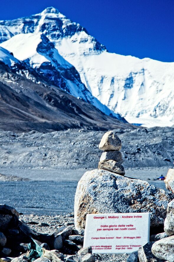 Plaque commémorative en l'honneur de George Mallory et Andrew Irvine, premier camp de base de la face nord de l'Everest au Tibet